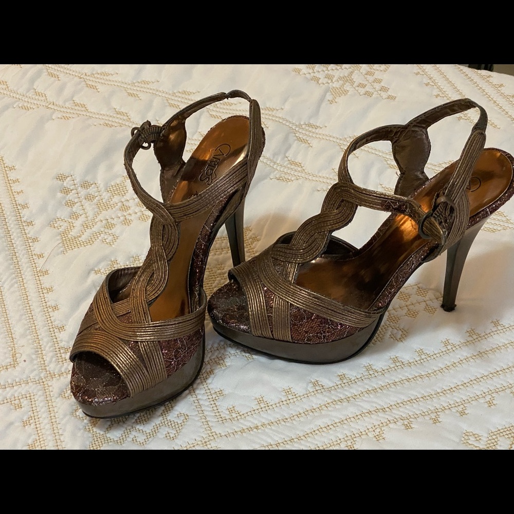 Carlos by Carlos Santana. Gold, textured 5” high-heels